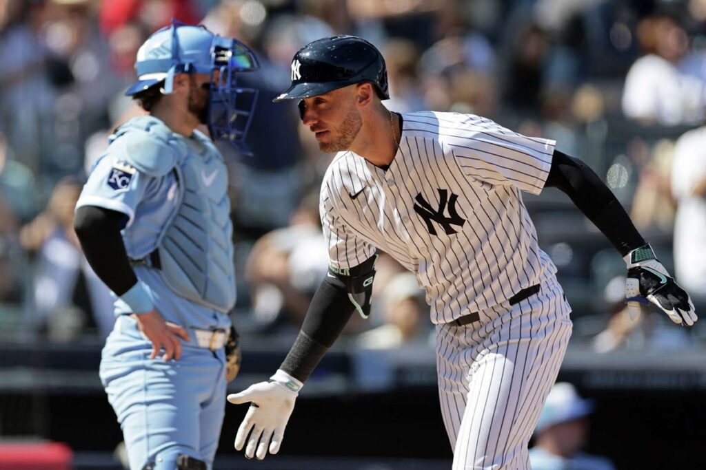 En la foto, Cody Bellinger tras batear un cuadrangular