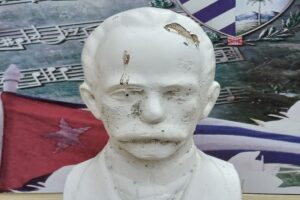 En la foto, un busto de Martí dañado