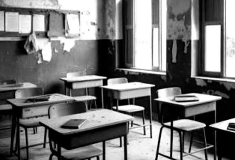 En la imagen, una foto de un aula vacía, con paredes rotas y pupitres abandonados