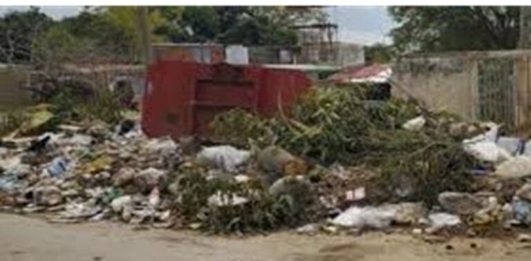 En la foto, basurero en una calle de Güines, provincia de Mayabeque