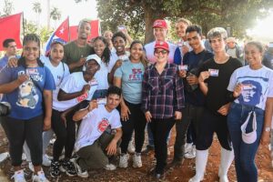 En la foto, el presidente de Cuba y la no primera dama posan con jóvenes que fingen alegría al recibir el carné de la juventud comunista