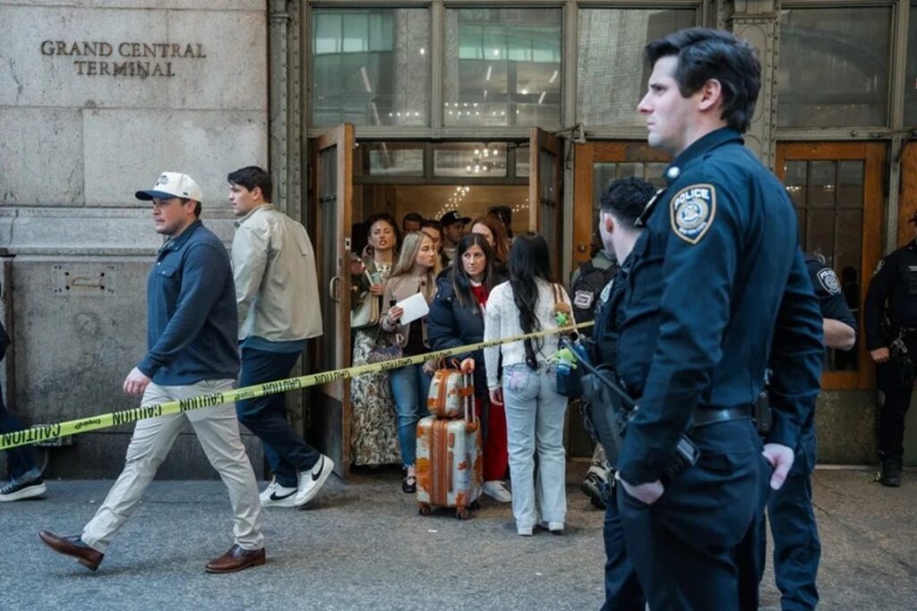 Policía de Nueva York mata a hombre que apuñaló a tres personas en estación Grand Central 6 En la foto, la policía controla las áreas cercanas a la estación de metro