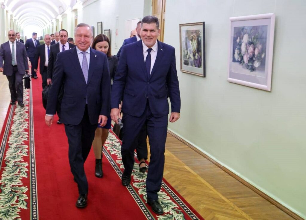 En la foto, el gobernador de San Petersburgo, Alexander Dmitrievich Beglov, recibió al vice primer ministro y titular del Comercio Exterior y la Inversión Extranjera, Oscar Pérez-Oliva Fraga