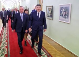 En la foto, el gobernador de San Petersburgo, Alexander Dmitrievich Beglov, recibió al vice primer ministro y titular del Comercio Exterior y la Inversión Extranjera, Oscar Pérez-Oliva Fraga