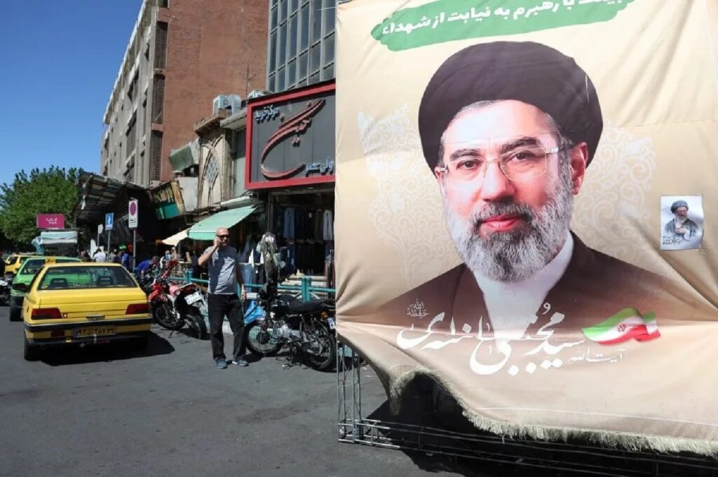 En la foto, Un cartel del líder supremo iraní, el ayatolá Mojtaba Jameneí, en una calle de Teherán, Irán, el pasado 22 de abril