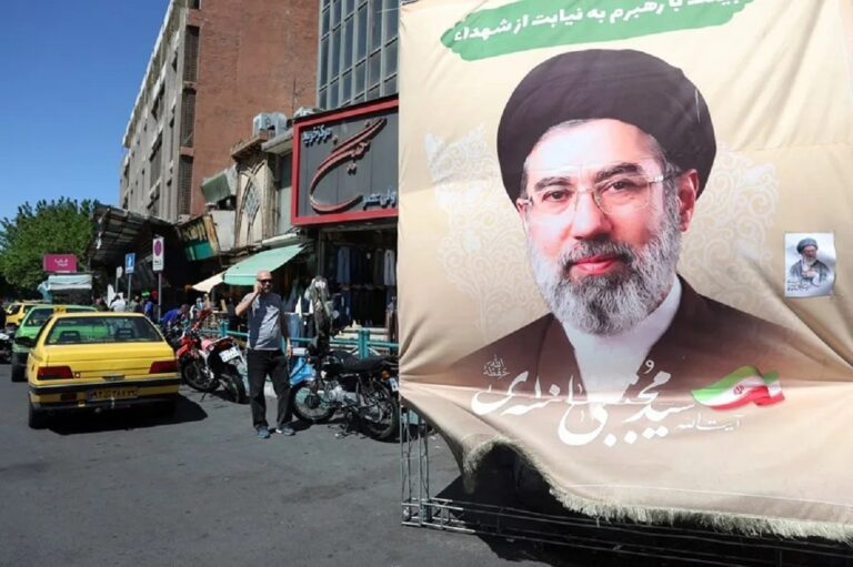 En la foto, Un cartel del líder supremo iraní, el ayatolá Mojtaba Jameneí, en una calle de Teherán, Irán, el pasado 22 de abril