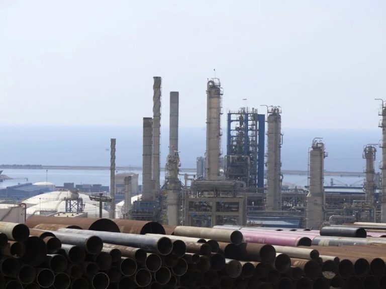 En la foto, refinerías de gas natural del yacimiento de Pars Sur, en la localidad iraní de Asaluyé