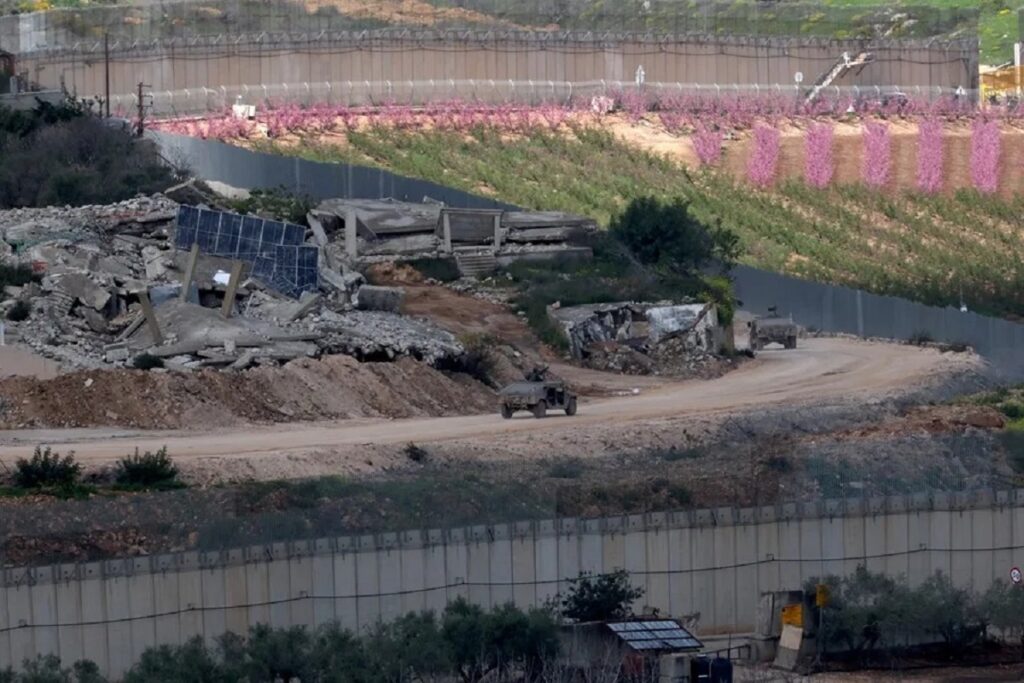 En la foto, Tanques iraelíes en una carretera del sur del Líbano