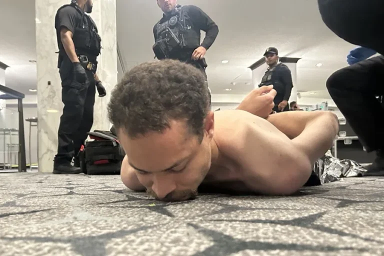 En la foto, Fotografía difundida en la cuenta oficial @realDonaldTrump de la red social Truth del presidente de los Estados Unidos, Donald Trump, donde se muestra al supuesto tirador arrestado por agentes del Servicio Secreto este sábado.