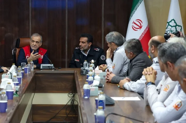 En la foto, el presidente de Irán, Masoud Pezeshkian (i), durante una visita a una estación de bomberos.