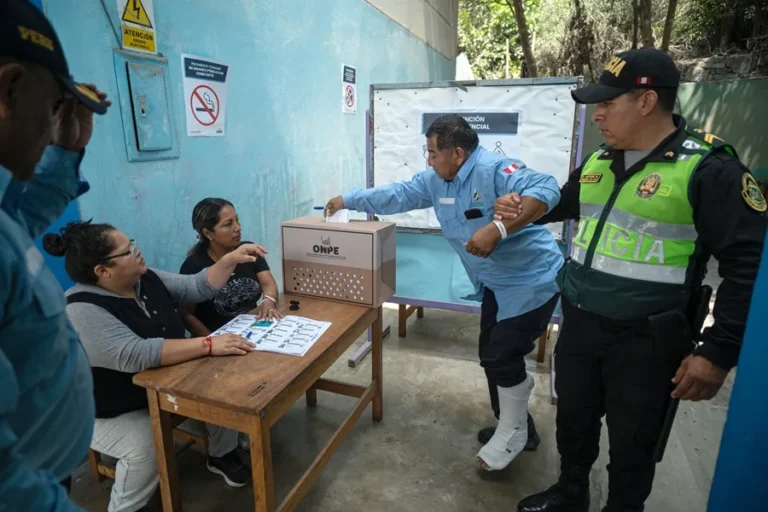 En la foto, Un integrante del Serenazgo de Perú con movilidad reducida vota en el colegio San Luis Gonzaga, en el distrito de San Juan de Miraflores en Lima