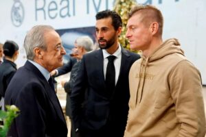 En la foto, Florentino Pérez, Toni Kroos y Arbeloa