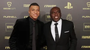 En la foto, los Mbappé, padre e hijo