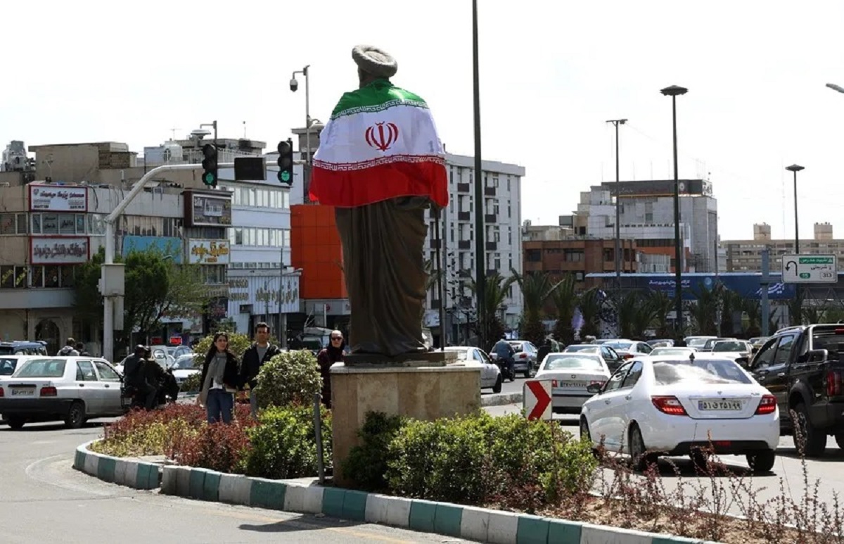 La Guardia Revolucionaria iraní advierte de que no confía en EEUU y que responderá a cualquier agresión 1 En la foto, La bandera nacional de Irán rodea una estatua en una calle de Teherán