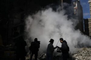 En la foto, periodistas en el lugar de un bombardeo en Beirut