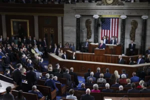 En la foto, el presidente de Estados Unidos, Donald Trump (c), ante una sesión conjunta del Congreso en la Cámara de Representantes del Capitolio de Estados Unidos, en Washington D. C., EE. UU.