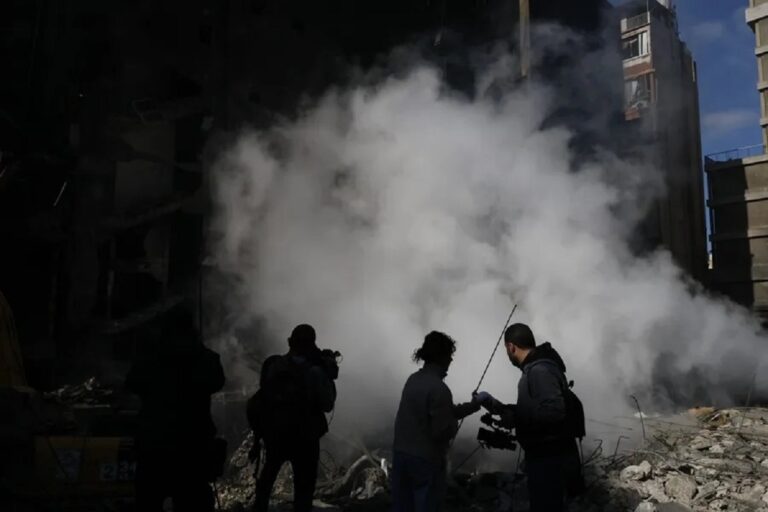 En la foto, periodistas en el lugar de un bombardeo en Beirut