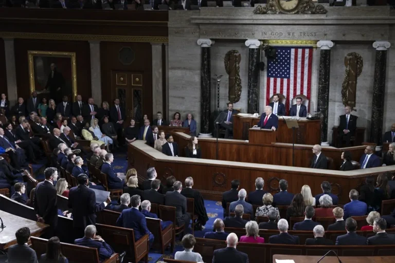 En la foto, el presidente de Estados Unidos, Donald Trump (c), ante una sesión conjunta del Congreso en la Cámara de Representantes del Capitolio de Estados Unidos, en Washington D. C., EE. UU.