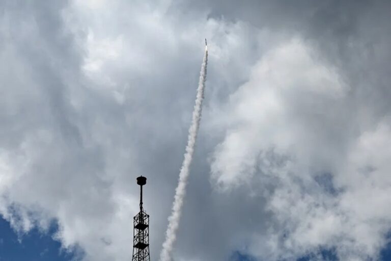 En la foto, un misil en el cielo de Israel
