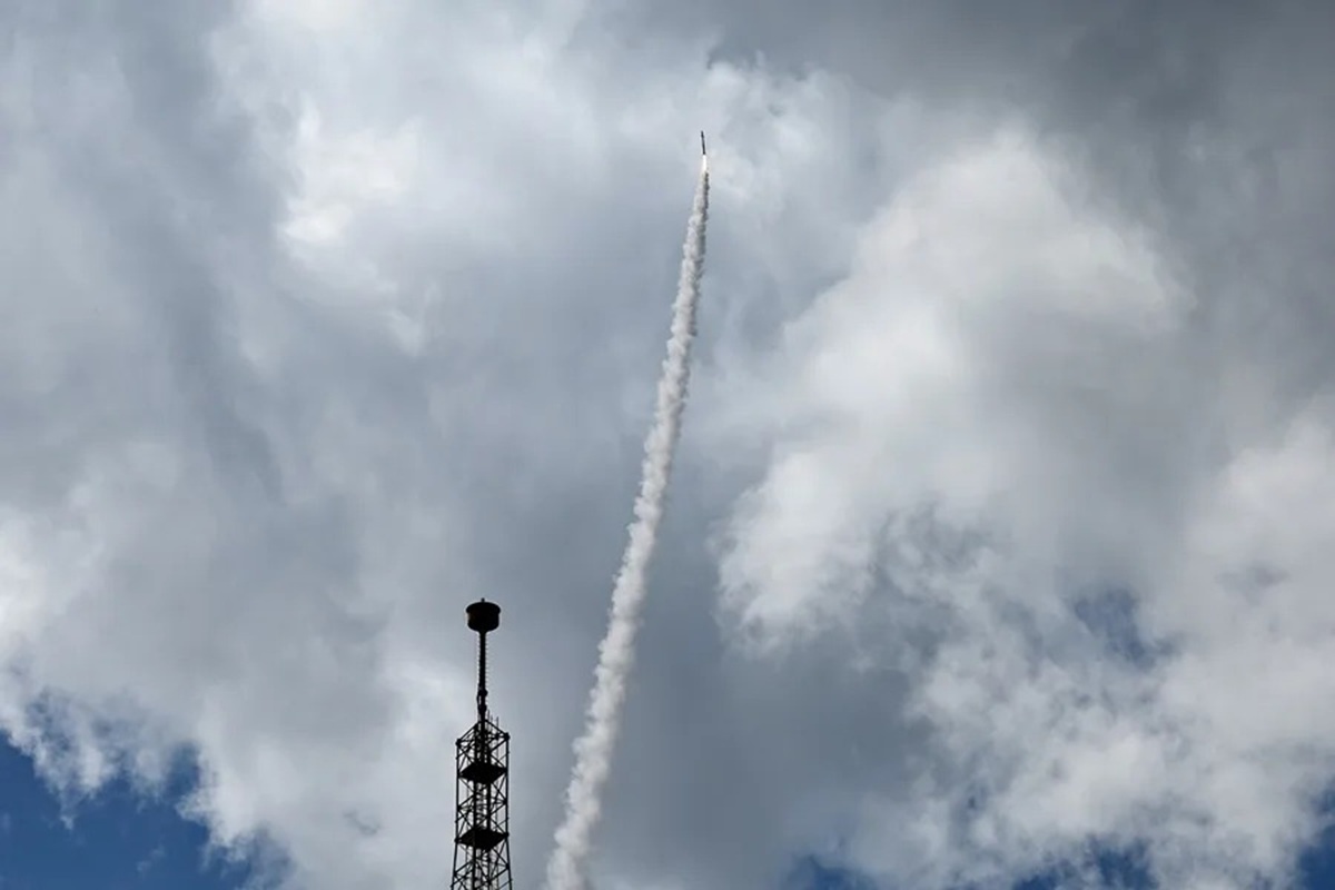 Hizbulá ataca Tel Aviv con misiles sin causar víctimas 1 En la foto, un misil en el cielo de Israel