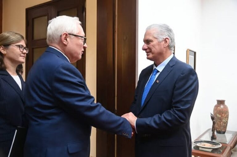 La portada del día: cómo convertir un viceministro en un salvapatrias 2 En la foto, momento en que Díaz-Canel recibe a Serguéi Riabkov