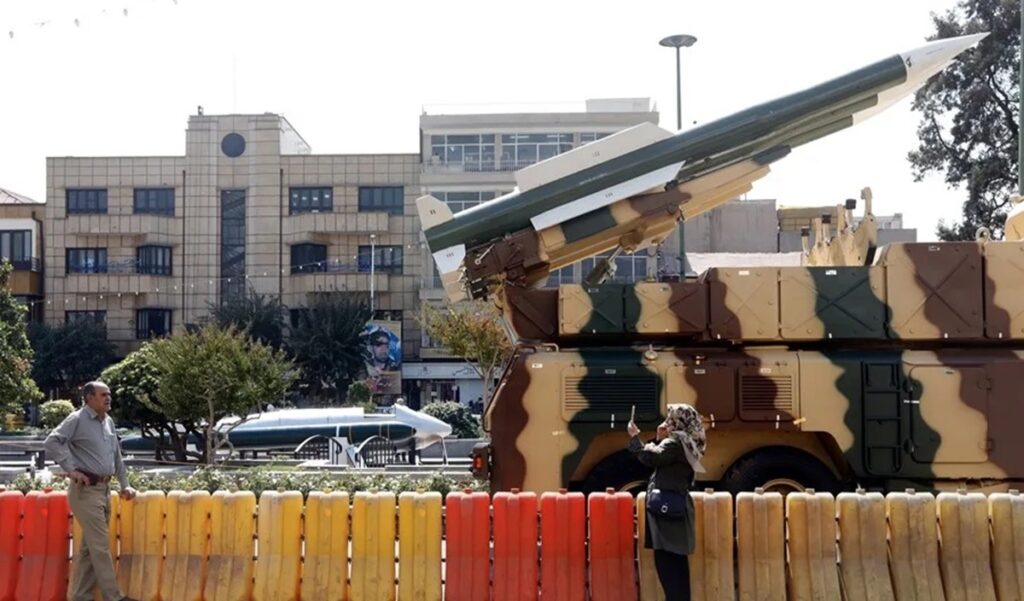 EE. UU. se retira de negociaciones con Irán sin acuerdo pero con una oferta final 5 En la foto, misiles de medio alcance en una calle de teherán