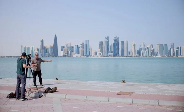 En la foto, un equipo de Al Jazeera informando desde Doha