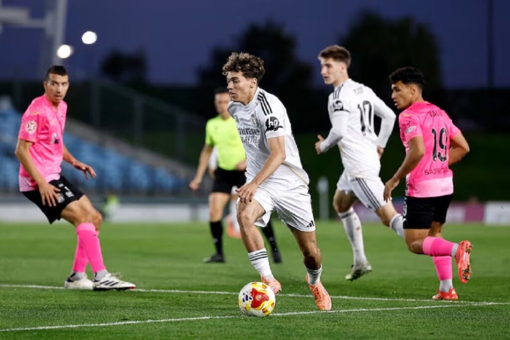 En la foto,En la foto, Thiago Pitarch lleva el balón en un partido con el Castilla