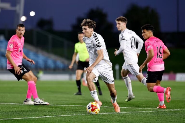En la foto,En la foto, Thiago Pitarch lleva el balón en un partido con el Castilla