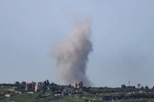 En la foto, Humo tras un ataque aéreo israelí en la aldea libanesa de Bint Jbeil, al sur del país