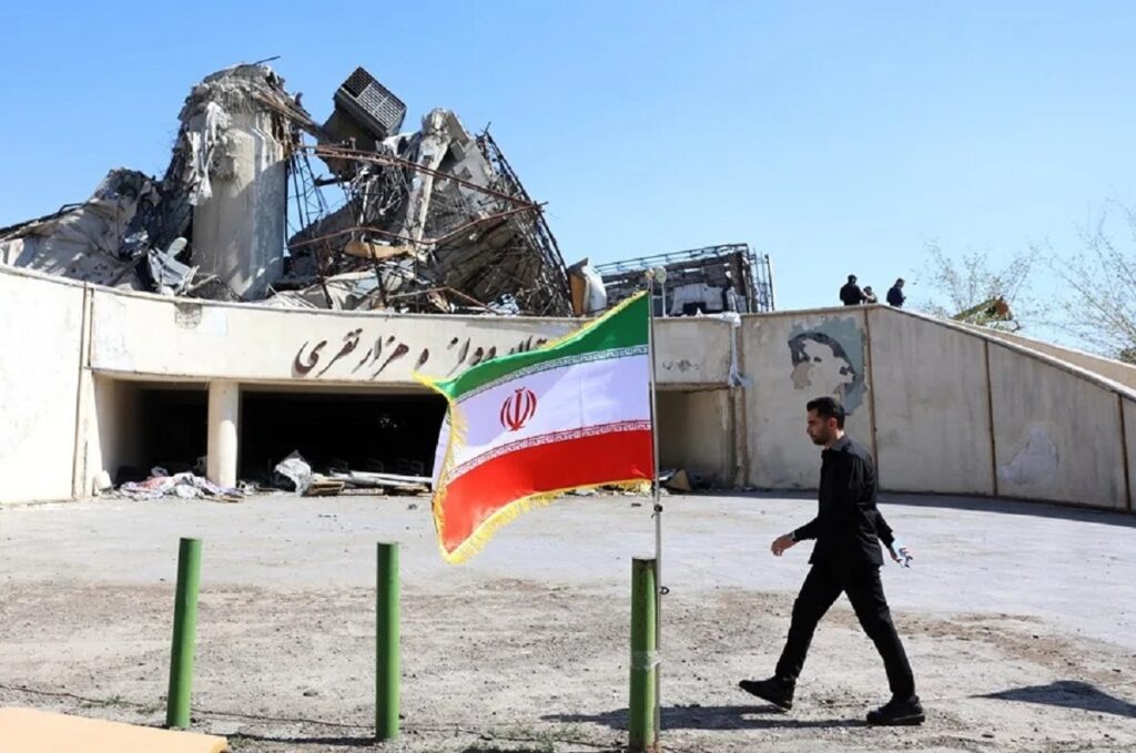 En la foto, el complejo deportivo Azadi en Teherán, alcanzado en un ataque de EE.UU e Israel