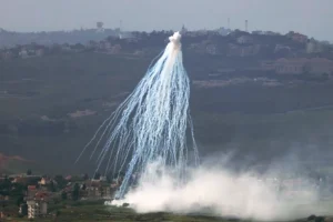 En la foto, humo tras un bombardeo israelí en una aldea del sur del Líbano, visto desde la Alta Galilea, en el norte de Israel, el 28 de abril de 2026, en medio de un alto el fuego entre Israel y el Líbano.