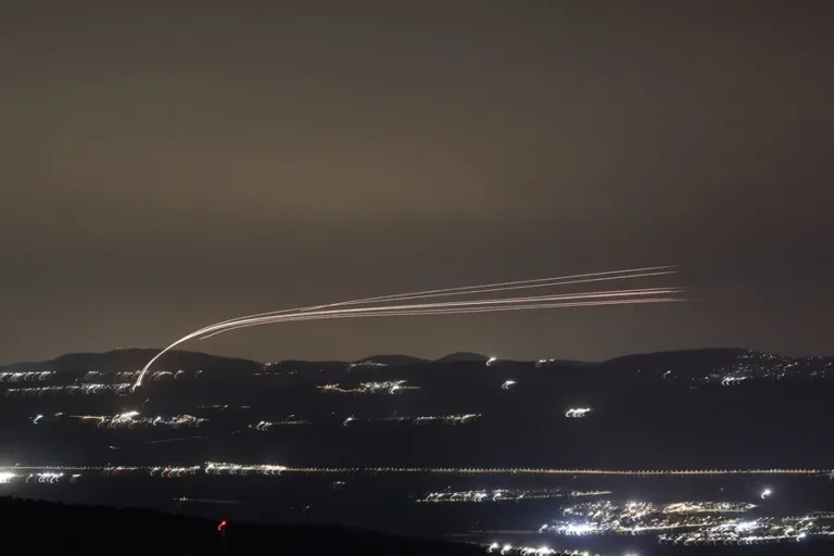 En la foto, Los sistemas de defensa aérea israelíes interceptan proyectiles sobre la región de la Alta Galilea, en el norte de Israel, lanzados desde el Líbano