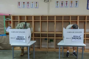 En la foto, personas votan en un colegio en Lima