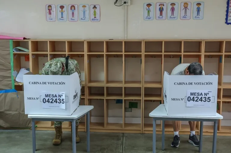 En la foto, personas votan en un colegio en Lima