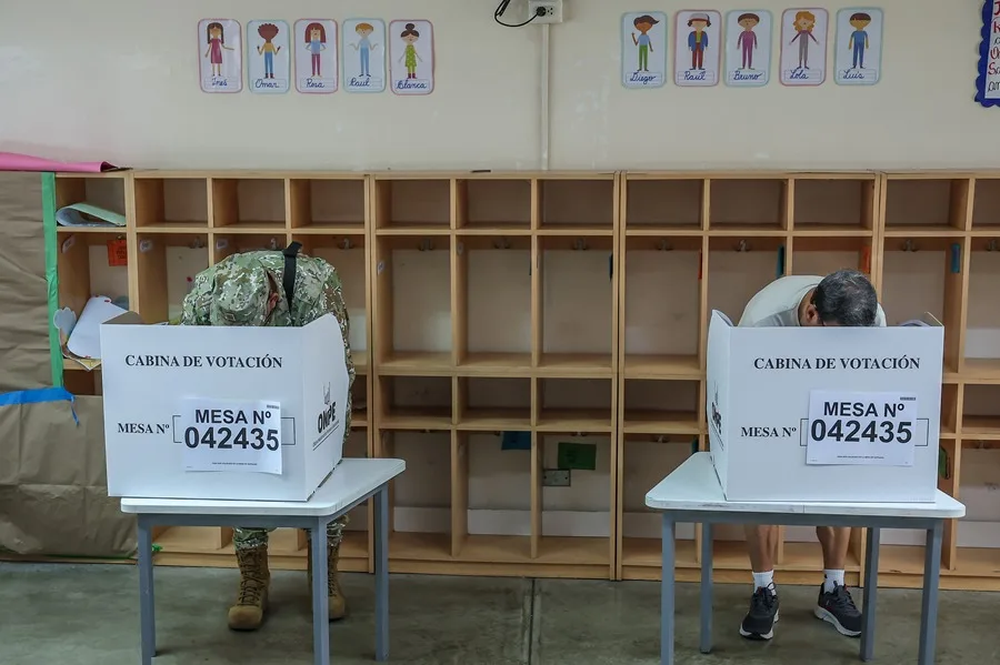 En la foto, personas votan en un colegio en Lima