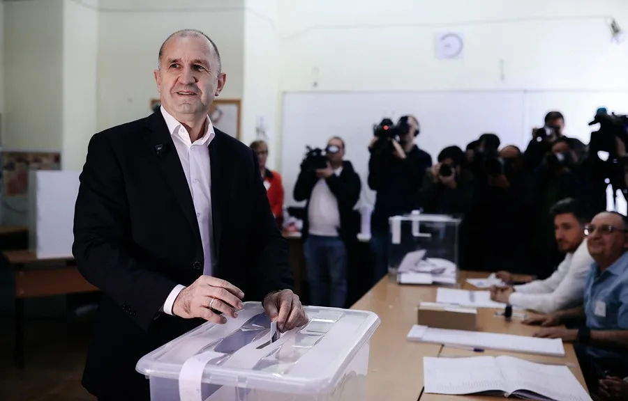 En la foto, Rumen Radev, líder de la coalición Bulgaria Progresista (BP), emite su voto en Sofía, en las elecciones parlamentarias de este domingo