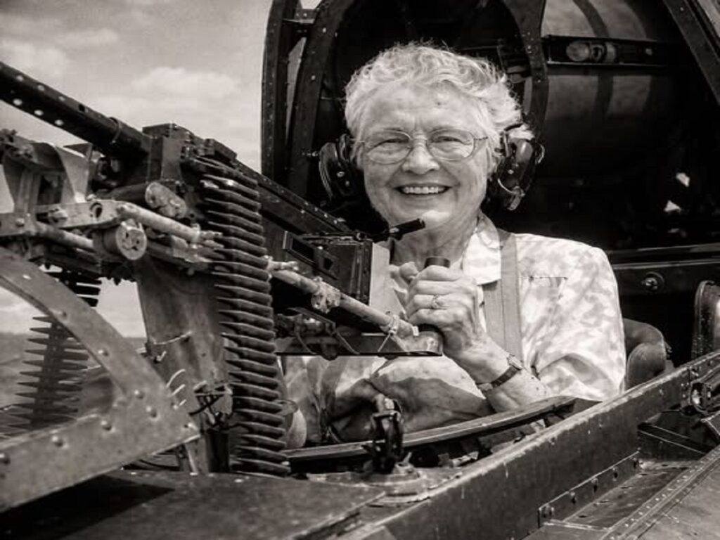 En la foto, Elsie MacGill