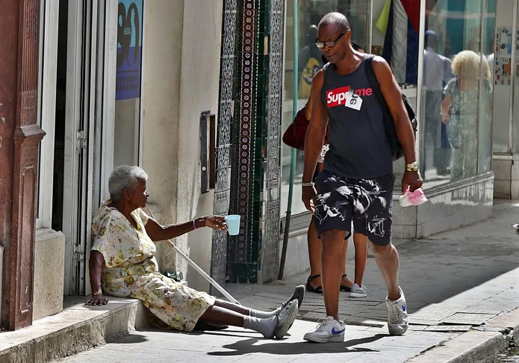 En la foto, una anciana pide limosnas en una calle de La Habana