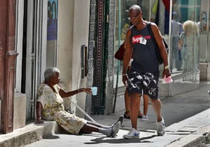 En la foto, una anciana pide limosnas en una calle de La Habana