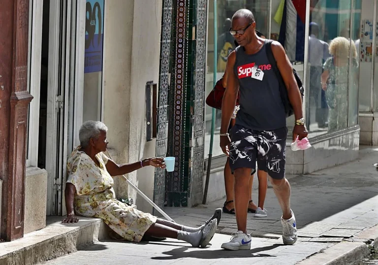 En la foto, una anciana pide limosnas en una calle de La Habana