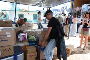 En la foto, activistas subiendo ayuda humanitaria a un buque con destino a Cuba en Yucatán (México)