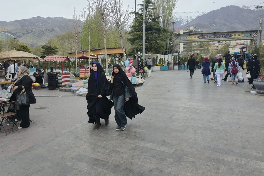 En la foto, personas pasean junto a los puestos ambulantes en las afueras del bazar de Tajrish, en el norte de Teherán
