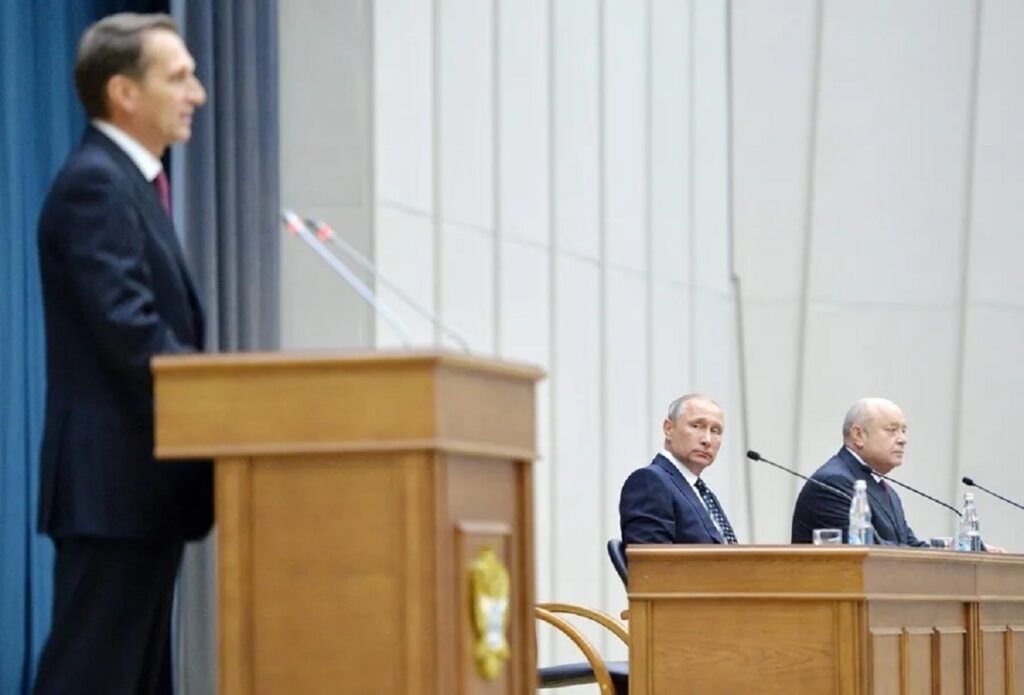 En la foto, El jefe del Servicio de Inteligencia Exterior (SIE), Serguéi Narishkin (izq)
