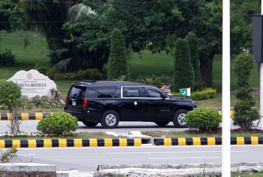 Vance llega a Pakistán para conversaciones directas con Irán 7 En la foto, la delegación de EEUU llega a la sede de las conversaciones