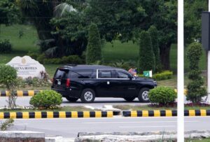 En la foto, la delegación de EEUU llega a la sede de las conversaciones