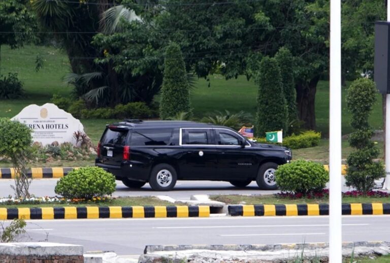 Vance llega a Pakistán para conversaciones directas con Irán 3 En la foto, la delegación de EEUU llega a la sede de las conversaciones