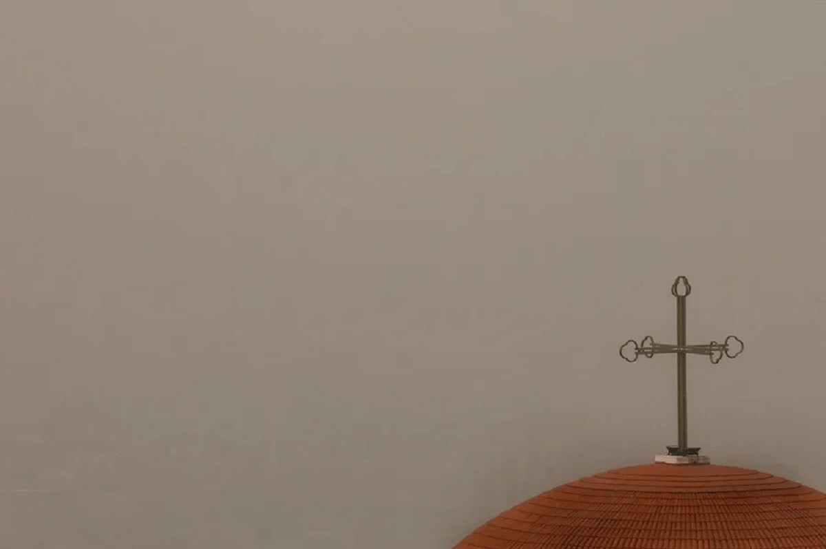 En la foto, La niebla cubre la cúpula de la iglesia en Baabda, al sureste de Beirut