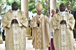 En la foto, El papa León XIV (c), durante la misa que ofició hoy en Mongomo, Guinea Ecuatorial