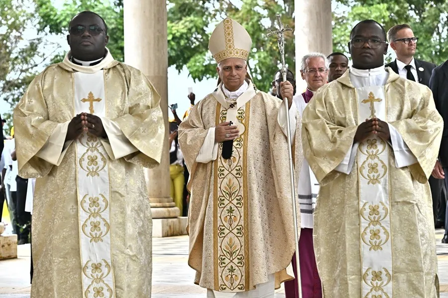 En la foto, El papa León XIV (c), durante la misa que ofició hoy en Mongomo, Guinea Ecuatorial
